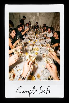 Comida de grupo organizada con Komvo Grupo de amigos celebrando una comida de grupo reservada con Komvo